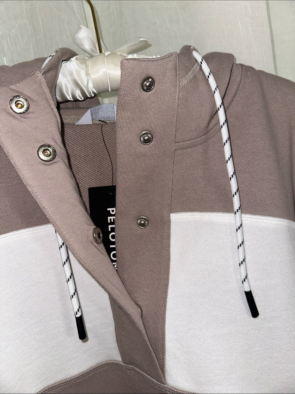PELOTON L Anorak Color Block Tan White Snap Front Graphic Back Sweatshirt Hoodie - Picture 7 of 12